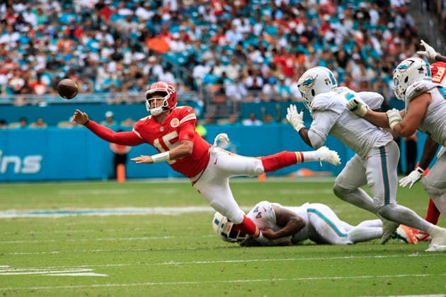 September 27, 2026, Miami Gardens, Florida, United States: Kansas City Chiefs quarterback Patrick Mahomes (15) passes the ball while tackled by Miami Dolphins linebacker Chop Robinson (44) during an NFL, American Football Herren, USA game on Sunday, September 27, 2026 at the Hard Rock Stadium. The Chiefs beat the Dolphins 24-10 in the home opener. NFL 2026: Kansas City Chiefs 24 : 10 Miami Dolphins  - ZUMAh180 20260927_zsp_h180_033 Copyright: xKimxHukarix