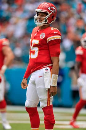 September 27, 2026, Miami Gardens, Florida, United States: Kansas City Chiefs quarterback Patrick Mahomes (15) looks over to the sidelines during an NFL, American Football Herren, USA game against the Miami Dolphins on Sunday, September 27, 2026 at the Hard Rock Stadium. The Chiefs beat the Dolphins 24-10 in the home opener. NFL 2026: Kansas City Chiefs 24 : 10 Miami Dolphins  - ZUMAh180 20260927_zsp_h180_036 Copyright: xKimxHukarix