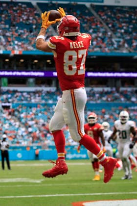 September 27, 2026, Miami Gardens, Florida, United States: Kansas City Chiefs tight end Travis Kelce (87) makes a reception in the end zone for a touchdown during an NFL, American Football Herren, USA game against the Miami Dolphins on Sunday, September 27, 2026 at the Hard Rock Stadium. The Chiefs beat the Dolphins 24-10 in the home opener. NFL 2026: Kansas City Chiefs 24 : 10 Miami Dolphins  - ZUMAh180 20260927_zsp_h180_037 Copyright: xKimxHukarix