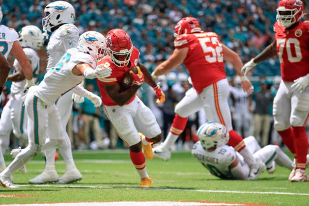 September 27, 2026, Miami Gardens, Florida, United States: Kansas City Chiefs running back Kenneth Walker III (9) runs the ball into the end zone during an NFL, American Football Herren, USA game against the Miami Dolphins on Sunday, September 27, 2026 at the Hard Rock Stadium. The Chiefs beat the Dolphins 24-10 in the home opener. NFL 2026: Kansas City Chiefs 24 : 10 Miami Dolphins  - ZUMAh180 20260927_zsp_h180_041 Copyright: xKimxHukarix