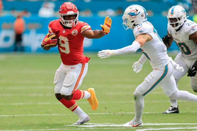 September 27, 2026, Miami Gardens, Florida, United States: Kansas City Chiefs running back Kenneth Walker III (9) runs with the ball during an NFL, American Football Herren, USA game against the Miami Dolphins on Sunday, September 27, 2026 at the Hard Rock Stadium. The Chiefs beat the Dolphins 24-10 in the home opener. NFL 2026: Kansas City Chiefs 24 : 10 Miami Dolphins  - ZUMAh180 20260927_zsp_h180_053 Copyright: xKimxHukarix