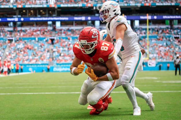 September 27, 2026, Miami Gardens, Florida, United States: Kansas City Chiefs tight end Travis Kelce (87) makes a reception in the end zone for a touchdown during an NFL, American Football Herren, USA game against the Miami Dolphins on Sunday, September 27, 2026 at the Hard Rock Stadium. The Chiefs beat the Dolphins 24-10 in the home opener. Miami Gardens United States - ZUMAh180 20260927_zsp_h180_104 Copyright: xKimxHukarix