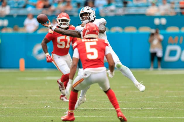 September 27, 2026, Miami Gardens, Florida, United States: Miami Dolphins quarterback Malik Willis (2) passes the ball during an NFL, American Football Herren, USA game against the Kansas City Chiefs on Sunday, September 27, 2026 at the Hard Rock Stadium. The Chiefs beat the Dolphins 24-10 in the home opener. Miami Gardens United States - ZUMAh180 20260927_zsp_h180_105 Copyright: xKimxHukarix