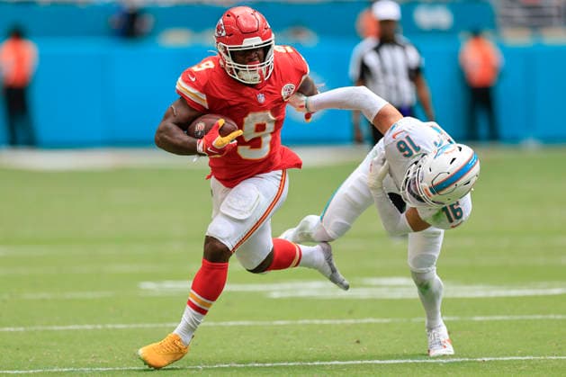 September 27, 2026, Miami Gardens, Florida, United States: Kansas City Chiefs running back Kenneth Walker III (9) runs with the ball during an NFL, American Football Herren, USA game against the Miami Dolphins on Sunday, September 27, 2026 at the Hard Rock Stadium. The Chiefs beat the Dolphins 24-10 in the home opener. NFL 2026: Kansas City Chiefs 24 : 10 Miami Dolphins  - ZUMAh180 20260927_zsp_h180_065 Copyright: xKimxHukarix