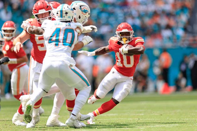 September 27, 2026, Miami Gardens, Florida, United States: Kansas City Chiefs running back Emmett Johnson (10) runs with the ball during an NFL, American Football Herren, USA game against the Miami Dolphins on Sunday, September 27, 2026 at the Hard Rock Stadium. The Chiefs beat the Dolphins 24-10 in the home opener. NFL 2026: Kansas City Chiefs 24 : 10 Miami Dolphins  - ZUMAh180 20260927_zsp_h180_074 Copyright: xKimxHukarix