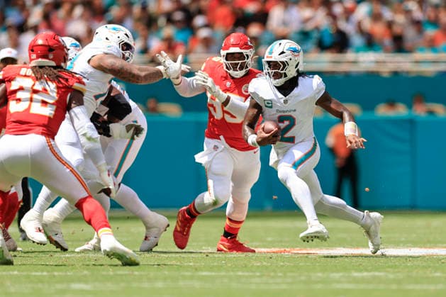 September 27, 2026, Miami Gardens, Florida, United States: Miami Dolphins quarterback Malik Willis (2) scrambles out of the pocket and runs with the ball during an NFL, American Football Herren, USA game against the Kansas City Chiefs on Sunday, September 27, 2026 at the Hard Rock Stadium. The Chiefs beat the Dolphins 24-10 in the home opener. NFL 2026: Kansas City Chiefs 24 : 10 Miami Dolphins  - ZUMAh180 20260927_zsp_h180_077 Copyright: xKimxHukarix