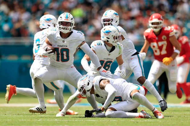 September 27, 2026, Miami Gardens, Florida, United States: Miami Dolphins linebacker Jacob Rodriguez (10) intercepts a pass intended for Kansas City Chiefs wide receiver Rashee Rice (4) and runs with the ball during an NFL, American Football Herren, USA game on Sunday, September 27, 2026 at the Hard Rock Stadium. The Chiefs beat the Dolphins 24-10 in the home opener. NFL 2026: Kansas City Chiefs 24 : 10 Miami Dolphins  - ZUMAh180 20260927_zsp_h180_081 Copyright: xKimxHukarix