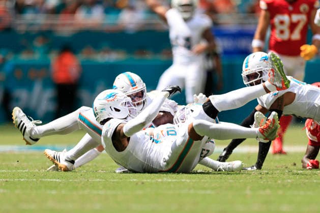 September 27, 2026, Miami Gardens, Florida, United States: Kansas City Chiefs wide receiver Rashee Rice (4) has a pass bounce off him and is intercepted by Miami Dolphins linebacker Jacob Rodriguez (10) during an NFL, American Football Herren, USA game on Sunday, September 27, 2026 at the Hard Rock Stadium. The Chiefs beat the Dolphins 24-10 in the home opener. NFL 2026: Kansas City Chiefs 24 : 10 Miami Dolphins  - ZUMAh180 20260927_zsp_h180_083 Copyright: xKimxHukarix