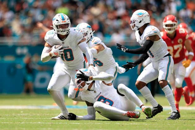 September 27, 2026, Miami Gardens, Florida, United States: Miami Dolphins linebacker Jacob Rodriguez (10) intercepts a pass intended for Kansas City Chiefs wide receiver Rashee Rice (4) and runs with the ball during an NFL, American Football Herren, USA game on Sunday, September 27, 2026 at the Hard Rock Stadium. The Chiefs beat the Dolphins 24-10 in the home opener. NFL 2026: Kansas City Chiefs 24 : 10 Miami Dolphins  - ZUMAh180 20260927_zsp_h180_084 Copyright: xKimxHukarix