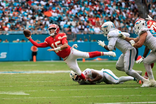 September 27, 2026, Miami Gardens, Florida, United States: Kansas City Chiefs quarterback Patrick Mahomes (15) passes the ball while tackled by Miami Dolphins linebacker Chop Robinson (44) during an NFL, American Football Herren, USA game on Sunday, September 27, 2026 at the Hard Rock Stadium. The Chiefs beat the Dolphins 24-10 in the home opener. NFL 2026: Kansas City Chiefs 24 : 10 Miami Dolphins  - ZUMAh180 20260927_zsp_h180_100 Copyright: xKimxHukarix