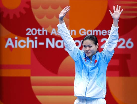 (260928) -- TOKYO, Sept. 28, 2026 -- Lin Shan of China greets the spectators ahead of the women s 1m springboard final of diving at the 20th Asian Games Aichi-Nagoya 2026 in Tokyo, Japan, Sept. 28, 2026. ) (SP)JAPAN-TOKYO-ASIAN GAMES-DIVING-WOMEN S 1M SPRINGBOARD-FINAL WuxZhizun 
