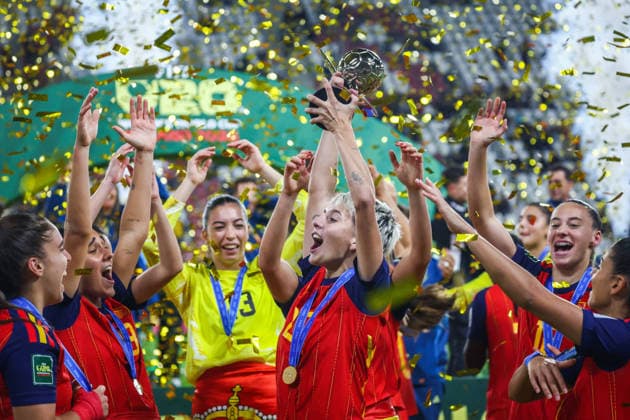 September 27, 2026, Lodz, Poland: Pau Comendador lifts a trophy while celebrating victory with her team in the FIFA U20 Womens World Cup Final between Spain and DPR Korea at Stadion Miejski LKS n Lodz, Poland on September 27, 2026. Lodz Poland  - ZUMAj333 20260927_zip_j333_005 Copyright: xKaixJanex FIFA Under-20 Women s World Cup - Final - Spain V North Korea  - ZUMA0867 0867980679st Copyright: xIMAGO KaixJanex