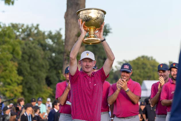 September 27, 2026, Medinah, Illinois, USA: U.S. Team captain BRANDT SNEDEKER and members of Team USA raise the Presidents Cup following their victory during the closing ceremony of the 2026 Presidents Cup at Medinah Country Club in Medinah, Illinois, USA, on September 27, 2026. Wisconsin News - September 27, 2026  - ZUMAj302 0867988045st Copyright: xBrettxJohnsenx