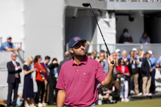 September 27, 2026, Medinah, Illinois, USA: SCOTTIE SCHEFFLER of the United States looks toward fans after walking onto the first tee during the final round of the 2026 Presidents Cup at Medinah Country Club in Medinah, Illinois, USA, on September 27, 2026. Wisconsin News - September 27, 2026  - ZUMAj302 0867998376st Copyright: xBrettxJohnsenx