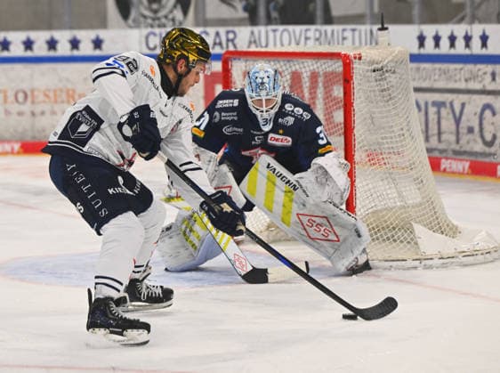 From left: Mark Rassell (Ravensburg), goalie Marvin Berbner (31, Dresden), Dresdner Eislöwen vs. Ravensburg Towerstars, ice hockey, Dresden, Eisloewen, DEL2, DEL 2, 2nd Division, 2026–2027 season, JOYNEXT Arena ice rink in Ostragehege, September 27, 2026,