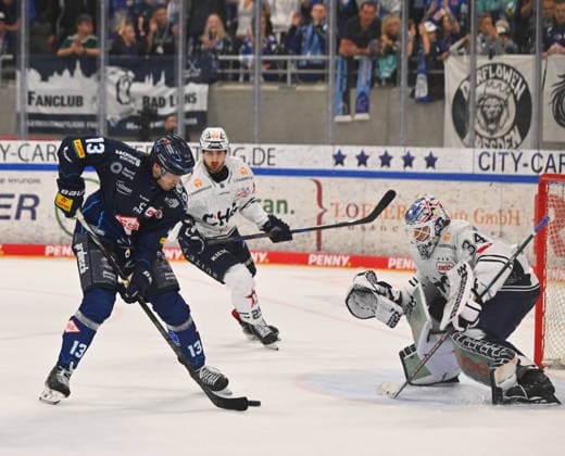 Adam Helewka 13, Dresden, in front of goalie Konrad Fiedler of Ravensburg; Dresden Eislöwen vs. Ravensburg Towerstars; ice hockey; Dresden; Eislöwen; DEL2; DEL 2; 2nd Division; 2026–2027 season; JOYNEXT Arena ice rink in Ostragehege, September 27, 2026,