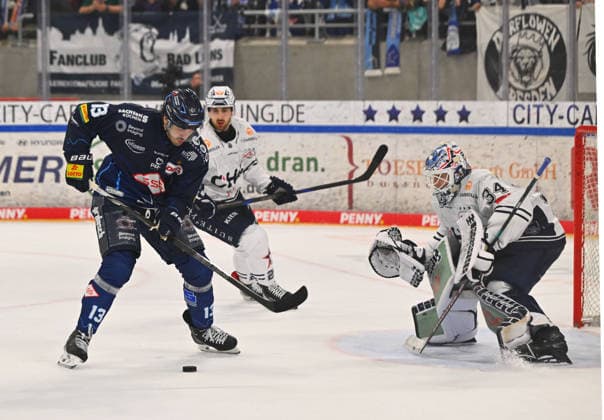 Adam Helewka 13, Dresden, in front of goalie Konrad Fiedler of Ravensburg; Dresden Eislöwen vs. Ravensburg Towerstars; ice hockey; Dresden; Eislöwen; DEL2; DEL 2; 2nd Division; 2026–2027 season; JOYNEXT Arena ice rink in Ostragehege, September 27, 2026,