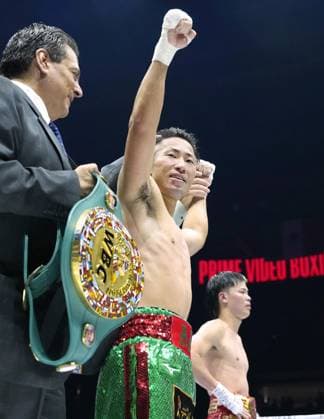 Boxing: Inoue vs. Nasukawa Takuma Inoue (C) of Japan raises his fist after beating former kickboxer and challenger Tenshin Nasukawa (back) by unanimous decision in a WBC bantamweight world title match at Toyota Arena Tokyo on Sept. 27, 2026.  A14AA0005629057P