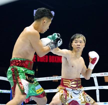 Boxing: Inoue vs. Nasukawa Former kickboxer Tenshin Nasukawa (R) of Japan throws a punch at compatriot Takuma Inoue in the second round of their WBC bantamweight world title match at Toyota Arena Tokyo on Sept. 27, 2026. Inoue defended his title by unanimous decision.  A14AA0005629068P