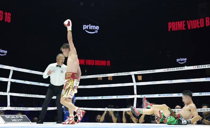 Boxing: Inoue vs. Nasukawa Former kickboxer Tenshin Nasukawa of Japan knocks down compatriot Takuma Inoue (R) in the seventh round of their WBC bantamweight world title match at Toyota Arena Tokyo on Sept. 27, 2026. Inoue defended his title by unanimous decision.  A14AA0005629071P
