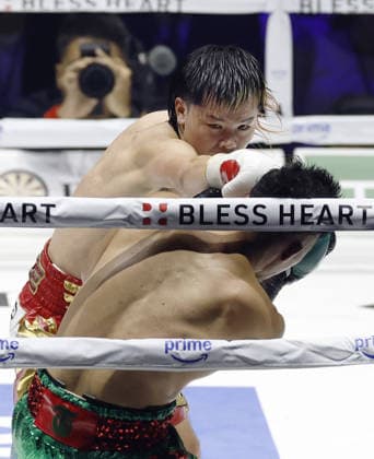 Boxing: Inoue vs. Nasukawa Former kickboxer Tenshin Nasukawa (back) of Japan throws a punch at compatriot Takuma Inoue in the seventh round of their WBC bantamweight world title match at Toyota Arena Tokyo on Sept. 27, 2026. Inoue defended his title by unanimous decision.  A14AA0005629073P