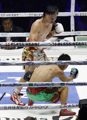 Boxing: Inoue vs. Nasukawa Former kickboxer Tenshin Nasukawa of Japan knocks down compatriot Takuma Inoue (R) in the seventh round of their WBC bantamweight world title match at Toyota Arena Tokyo on Sept. 27, 2026. Inoue defended his title by unanimous decision.  A14AA0005629074P