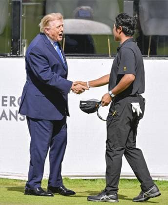 Golf: Presidents Cup Japanese golfer Hideki Matsuyama (R) shakes hands with U.S. President Donald Trump ahead of the final round singles matches at the Presidents Cup at Medinah Country Club in Medinah, Illinois, on Sept. 27, 2026.  A14AA0005629087P