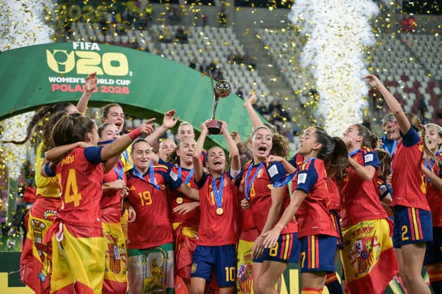 Spain v DPR Korea - FIFA U-20 Women s World Cup Final Cristina Libran of Spain U20 lifts the Women s U20 World Cup trophy during the celebration after the final match between Spain and DRP Korea at Stadion Miejski in Lodz, Poland, on September 27, 2026. Lodz Poland  Copyright: xAndreaxxAmatox originalFilename:amato-fifau20w260927_npGaE.jpg