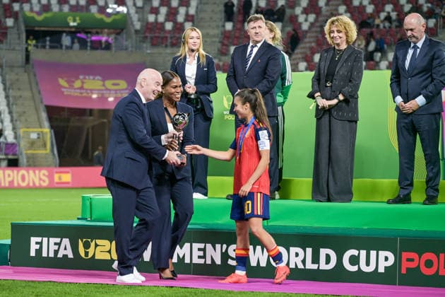 Spain v DPR Korea - FIFA U-20 Women s World Cup Final Cristina Libran of Spain U20 receives the Women s U-20 World Cup from Gianni Infantino during the celebration after the final match between Spain and DRP Korea at Stadion Miejski in Lodz, Poland, on September 27, 2026. Lodz Poland  Copyright: xAndreaxxAmatox originalFilename:amato-fifau20w260927_npTML.jpg