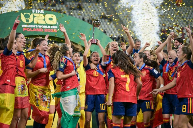 Spain v DPR Korea - FIFA U-20 Women s World Cup Final Cristina Libran of Spain U20 lifts the Women s U20 World Cup trophy during the celebration after the final match between Spain and DRP Korea at Stadion Miejski in Lodz, Poland, on September 27, 2026. Lodz Poland  Copyright: xAndreaxxAmatox originalFilename:amato-fifau20w260927_npuQg.jpg