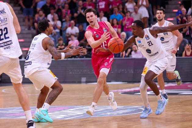 V l DeLonnie Hunt MBC, Grayson Murphy Bonn, Kris Clyburn MBC, Bonn, Germany, September 27, 2026, Basketball Bundesliga, Matchday 3, Telekom Baskets Bonn vs. Syntainics MBC