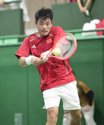 (260928) -- NAGOYA, Sept. 28, 2026 -- Wu Yibing of China competes during the tennis men s singles second round match against Ali Yazdani of Iran at the 20th Asian Games Aichi-Nagoya 2026 in Nagoya, Japan, Sept. 28, 2026. ) (SP)JAPAN-NAGOYA-ASIAN GAMES-TENNIS-MEN S SINGLES LongxLei 