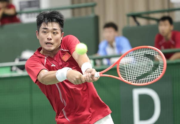 (260928) -- NAGOYA, Sept. 28, 2026 -- Wu Yibing of China competes during the tennis men s singles second round match against Ali Yazdani of Iran at the 20th Asian Games Aichi-Nagoya 2026 in Nagoya, Japan, Sept. 28, 2026. ) (SP)JAPAN-NAGOYA-ASIAN GAMES-TENNIS-MEN S SINGLES LongxLei 