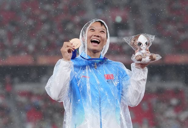 (260928) -- NAGOYA, Sept. 28, 2026 -- Bronze medalist Tan Mengyi of China poses during the awarding ceremony for the women s long jump of Athletics at the 20th Asian Games Aichi-Nagoya 2026 in Nagoya, Japan, Sept. 28, 2026. ) (SP)JAPAN-NAGOYA-ASIAN GAMES-ATHLETICS-WOMEN S LONG JUMP JiaxYuchen 