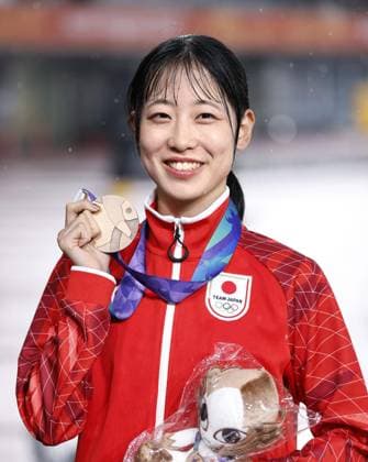 Aichi-Nagoya Asian Games: Athletics Japan s Yukiko Umeno poses during the medal ceremony held at Mizuho Park Athletic Stadium in Nagoya, central Japan, on Sept. 28, 2026, a day after winning the Aichi-Nagoya Asian Games women s marathon race walk bronze.  A14AA0005629174P