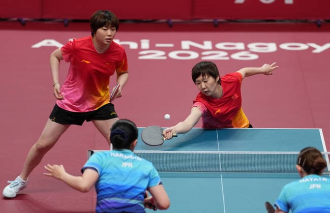 (260928) -- TOYOTA, Sept. 28, 2026 -- Kuai Man (top, L) Wang Manyu (top, R) of China compete during the women s doubles final match of Table tennis, Tischtennis between Kuai Man Wang Manyu of China and Harimoto Miwa Hayata Hina of Japan at the 20th Asian Games Aichi-Nagoya 2026 in Toyota of Aichi Prefecture, Japan, Sept. 28, 2026. ) (SP)JAPAN-TOYOTA-ASIAN GAMES-TABLE TENNIS-WOMEN S DOUBLES-FINAL WangxFei 