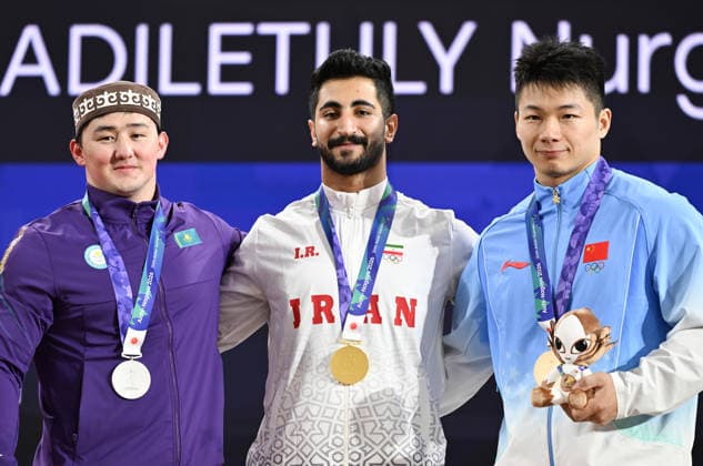 (260928) -- NAGOYA, Sept. 28, 2026 -- Gold medalist Ali Alipour (C) of Iran, silver medalist Nurgissa Adiletuly (L) of Kazakhstan and bronze medalist Tu Yi of China pose during the awarding ceremony for the men s 95kg final of weightlifting at the 20th Asian Games Aichi-Nagoya 2026 in Nagoya, Japan, Sept. 28, 2026. ) (SP)JAPAN-NAGOYA-ASIAN GAMES-WEIGHTLIFTING-MEN S 95KG-FINAL YuxYang 