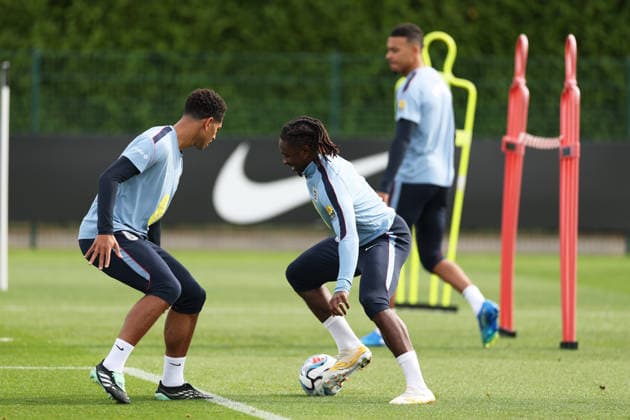 England MD-1 Training, Nations League Jude Bellingham and Eberechi Eze of England during the England MD-1 training session ahead of the 2026 27 UEFA Nations League Group A3 match vs Czech Republic at Tottenham Hotspur Training Ground, Enfield, England on 28 September 2026 Credit: Tiego Grenho Every Second Media Editorial use only. All images are copyright Every Second Media Limited. No images may be reproduced without prior permission. Copyright: xIMAGO EveryxSecondxMediax ESM-2191-0041 TiegoxGrenhox xEveryxSecondxMediax