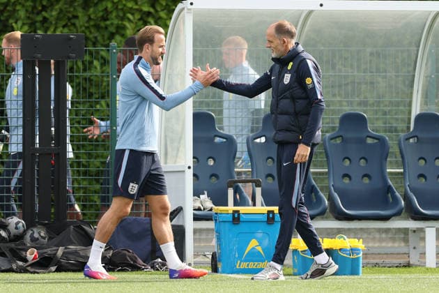 England MD-1 Training, Nations League Harry Kane of England shakes hands with Thomas Tuchel, Manager of England during the England MD-1 training session ahead of the 2026 27 UEFA Nations League Group A3 match vs Czech Republic at Tottenham Hotspur Training Ground, Enfield, England on 28 September 2026 Credit: Tiego Grenho Every Second Media Editorial use only. All images are copyright Every Second Media Limited. No images may be reproduced without prior permission. Copyright: xIMAGO EveryxSecondxMediax ESM-2191-0043 TiegoxGrenhox xEveryxSecondxMediax