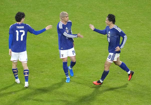 Football: Japan vs. Venezuela Japan s Ayase Ueda (R) high-fives Junya Ito after scoring in the second half of a football International Friendly, Länderspiel, Nationalmannschaft against Venezuela at Edion Peace Wing Hiroshima in Hiroshima, western Japan, on Sept. 28, 2026.  A14AA0005629191P