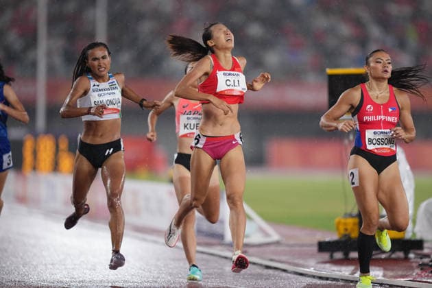 (260928) -- NAGOYA, Sept. 28, 2026 -- Li Chunhui (2nd R) of China reacts after the women s 800m heat of Athletics at the 20th Asian Games Aichi-Nagoya 2026 in Nagoya, Japan, Sept. 28, 2026. ) (SP)JAPAN-NAGOYA-ASIAN GAMES-ATHLETICS-WOMEN S 800M-HEAT LuixSiuxWai 