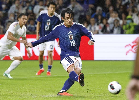 Football: Japan vs. Venezuela Japan s Ayase Ueda scores from the penalty spot in the second half of a football International Friendly, Länderspiel, Nationalmannschaft against Venezuela at Edion Peace Wing Hiroshima in Hiroshima, western Japan, on Sept. 28, 2026.  A14AA0005629192P