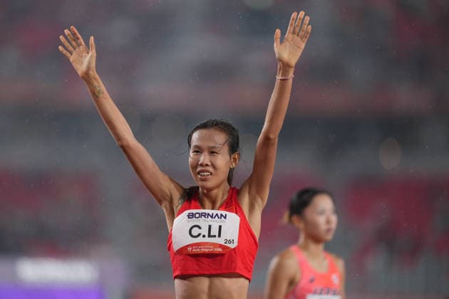 (260928) -- NAGOYA, Sept. 28, 2026 -- Li Chunhui of China celebrates after the women s 800m heat of Athletics at the 20th Asian Games Aichi-Nagoya 2026 in Nagoya, Japan, Sept. 28, 2026. ) (SP)JAPAN-NAGOYA-ASIAN GAMES-ATHLETICS-WOMEN S 800M-HEAT LuixSiuxWai 