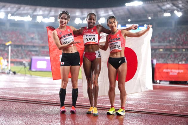 (260928) -- NAGOYA, Sept. 28, 2026 -- Winfred Yavi (C) of Bahrain poses for photos with Yamamoto Yuma (L) and Tanaka Nozomi of Japan after the women s 5000m final match of Athletics at the 20th Asian Games Aichi-Nagoya 2026 in Nagoya, Japan, Sept. 28, 2026. ) (SP)JAPAN-NAGOYA-ASIAN GAMES-ATHLETICS-WOMEN S 5000M LuixSiuxWai 