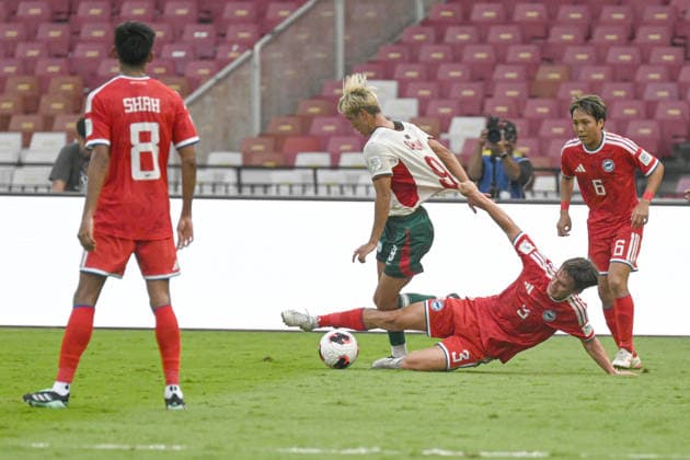 (260928) -- JAKARTA, Sept. 28, 2026 -- Shuki Itofusa (2nd L) of Bangladesh vies with Ryhan Stewart (2nd R) of Singapore during the FIFA ASEAN Cup 2026 Division 1 group A match between Singapore and Bangladesh in Gelora Bung Karno Stadium, Jakarta, Indonesia, Sept. 28, 2026. ) (SP)INDONESIA-JAKARTA-FOOTBALL-FIFA ASEAN CUP 2026-DIVISION 1-GROUP A-SINGAPORE VS BANGLADESH AgungxKuncahyaxB. 