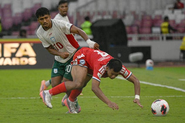 (260928) -- JAKARTA, Sept. 28, 2026 -- Nur Adam Abdullah (R) of Singapore vies with Rakib Hossain of Bangladesh during the FIFA ASEAN Cup 2026 Division 1 group A match between Singapore and Bangladesh in Gelora Bung Karno Stadium, Jakarta, Indonesia, Sept. 28, 2026. ) (SP)INDONESIA-JAKARTA-FOOTBALL-FIFA ASEAN CUP 2026-DIVISION 1-GROUP A-SINGAPORE VS BANGLADESH AgungxKuncahyaxB. 
