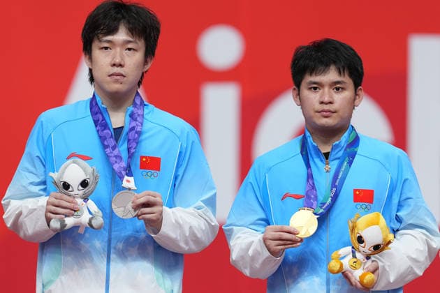 (260928) -- TOYOTA, Sept. 28, 2026 -- Gold medalist Lin Shidong (R) of China and silver medalist Wang Chuqin of China pose during the awarding ceremony for the men s singles of Table tennis, Tischtennis at the 20th Asian Games Aichi-Nagoya 2026 in Toyota of Aichi Prefecture, Japan, Sept. 28, 2026. ) (SP)JAPAN-TOYOTA-ASIAN GAMES-TABLE TENNIS-MEN S SINGLES CheongxKamxKa 