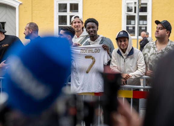 MALMÖ, Sept. 28, 2026 Fans await Cristiano Ronaldo and the rest of the Portugal national soccer team as they arrive at their hotel in Malmö on Monday afternoon. Portugal will face Denmark in the Nations League in Copenhagen on Thursday, but is based in Malmö. MALMÖ, SWEDEN x50090x  Copyright: xJohanxNilssonx xTTx PORTUGAL NATIONAL TEAM MALMÖ