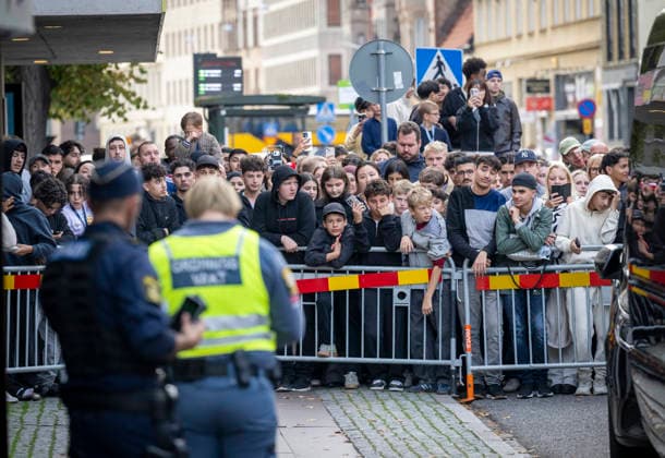 MALMÖ, Sept. 28, 2026 Fans and curious onlookers await the arrival of the Portuguese national soccer team at their hotel in Malmö on Monday afternoon. Portugal will face Denmark in the Nations League in Copenhagen on Thursday, but is based in Malmö. MALMÖ, SWEDEN x50090x  Copyright: xJohanxNilssonx xTTx PORTUGAL NATIONAL TEAM MALMÖ