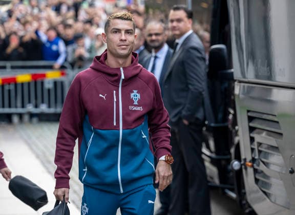 MALMÖ, Sept. 28, 2026 Cristiano Ronaldo and the rest of the Portugal national soccer team outside their hotel in Malmö on their way to practice on Monday evening. Portugal will face Denmark in the Nations League in Copenhagen on Thursday, but are based in Malmö. MALMÖ, SWEDEN x50090x  Copyright: xJohanxNilssonx xTTx PORTUGAL NATIONAL TEAM MALMÖ